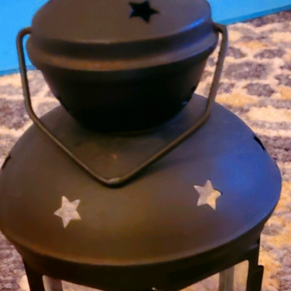 Tealight holder